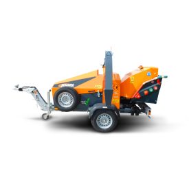   Jensen A425 – 8 colos, 55 LE-s dízelmotoros, vontatott faaprítógép