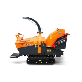   Jensen A530XL – 6 colos, 24 LE-s dízelmotoros, lánctalpas, vontatott faaprítógép